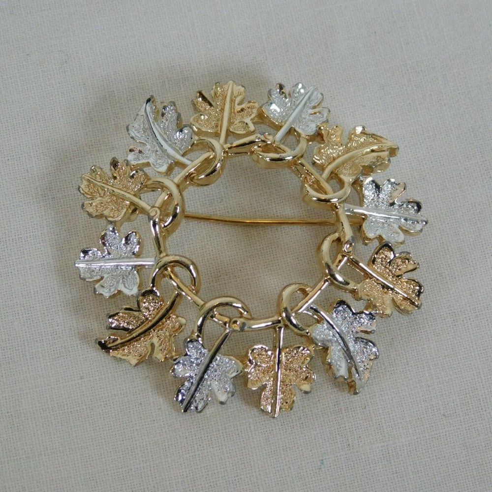 Sarah Coventry Garland Silver Gold Oak Leaf Circular Round Brooch Pin Vintage